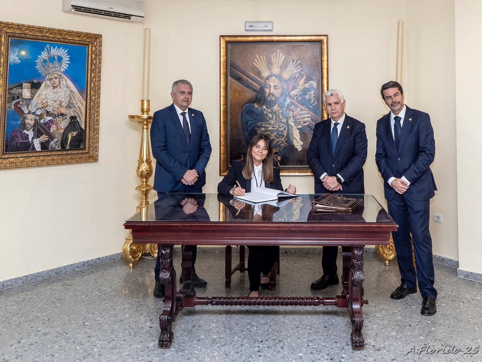 La decana firma en el Libro de Honor de Nuestro Padre Jesús el Rico